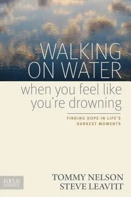 Auf dem Wasser gehen, wenn man zu ertrinken droht: Hoffnung finden in den dunkelsten Momenten des Lebens - Walking on Water When You Feel Like You're Drowning: Finding Hope in Life's Darkest Moments