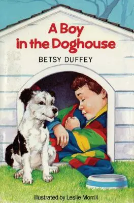 Junge in der Hundehütte - Boy in the Doghouse