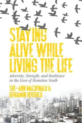 Am Leben bleiben und das Leben leben: Widrigkeiten, Stärke und Widerstandsfähigkeit im Leben obdachloser Jugendlicher - Staying Alive While Living the Life: Adversity, Strength, and Resilience in the Lives of Homeless Youth