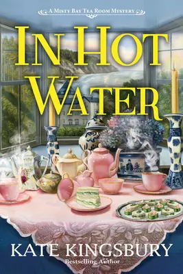 In heißem Wasser: Das Geheimnis der Teestube von Misty Bay - In Hot Water: A Misty Bay Tea Room Mystery