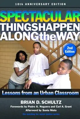 Spektakuläre Dinge passieren auf dem Weg: Lektionen aus einem städtischen Klassenzimmer - 10. Jubiläumsausgabe - Spectacular Things Happen Along the Way: Lessons from an Urban Classroom--10th Anniversary Edition