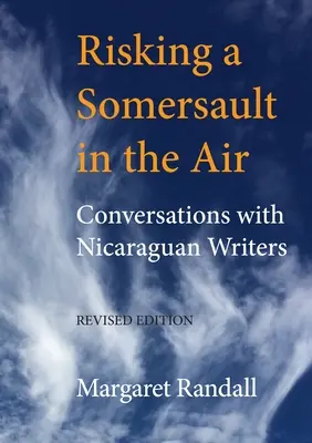 Einen Purzelbaum in der Luft riskieren: Gespräche mit nicaraguanischen Schriftstellern (überarbeitete Ausgabe) - Risking a Somersault in the Air: Conversations with Nicaraguan Writers (Revised Edition)